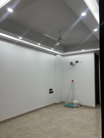 Room in 3 BHK Apartment at South Extension ii – for Rent