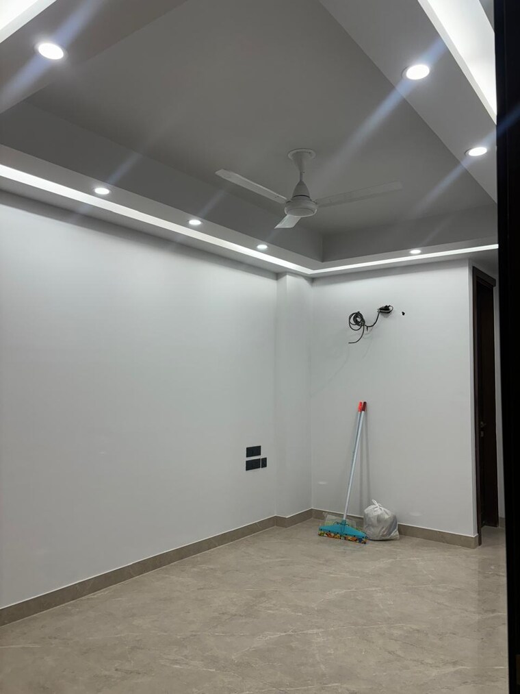 Room, south extension ii 3 Bedroom 2000 Sq.Ft. Apartment In South Extension ii Delhi 9573189