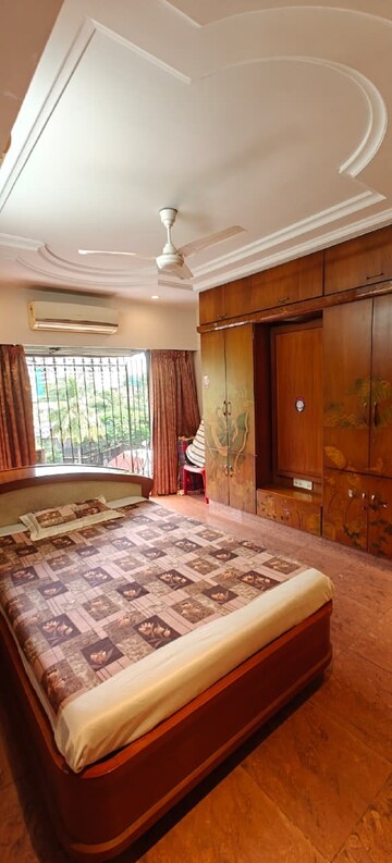 Bedroom in 3 BHK Apartment at Santacruz West – for Rent