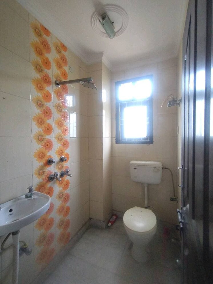 Bathroom, mahavir enclave 1 2 Bedroom 584 Sq.Ft. Builder Floor In Mahavir Enclave 1 Delhi 9573427