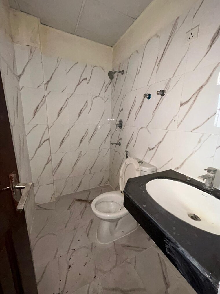 Bathroom, wave-floors 2 Bedroom 135 Sq.Yd. Apartment In Mahurali Ghaziabad 9573544