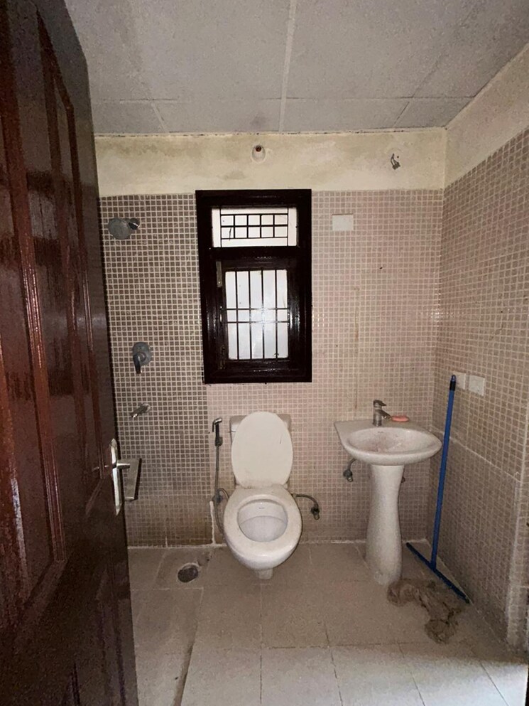Bathroom, wave-floors 2 Bedroom 135 Sq.Yd. Apartment In Mahurali Ghaziabad 9573544