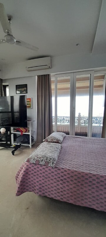 Bedroom in 4 BHK Apartment at Bandra West – for Rent
