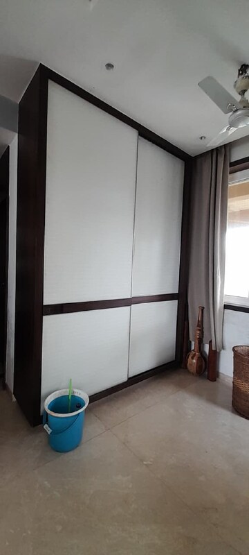 Room in 4 BHK Apartment at Bandra West – for Rent