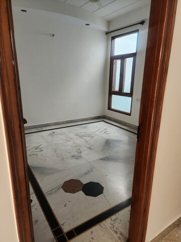 Room in 4 BHK Builder Floor at Vaishali Sector 2 – for Rent