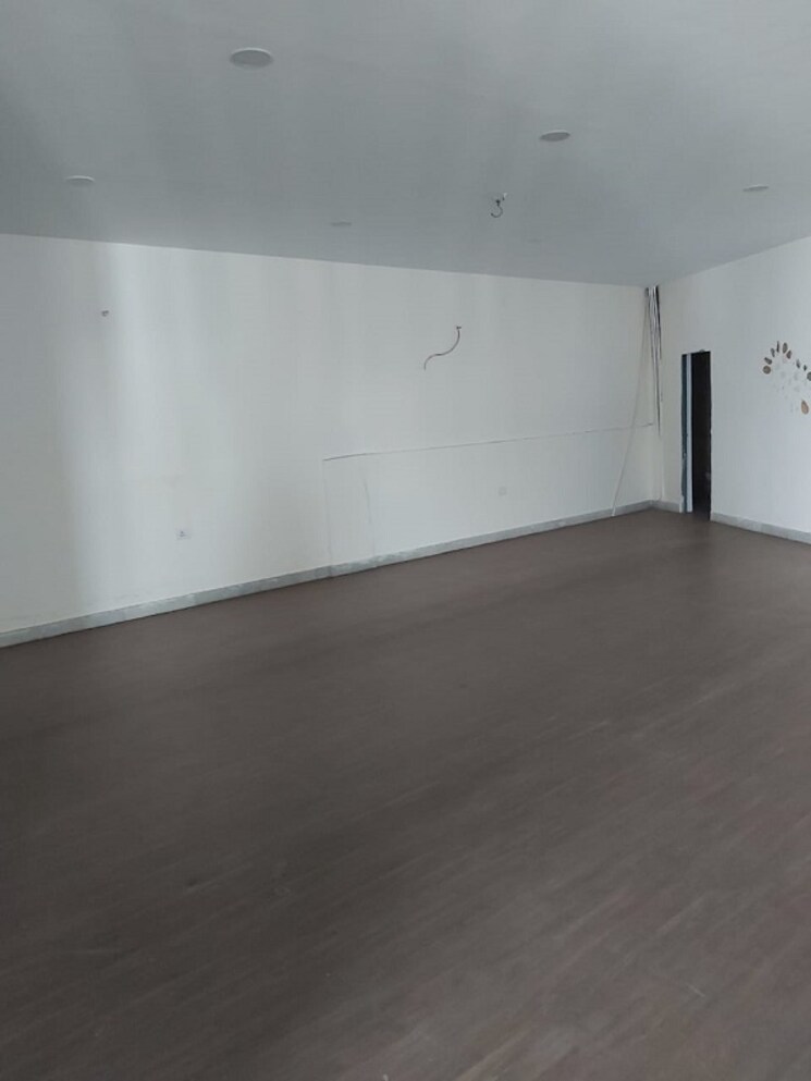 Room, sector 67 Commercial Industrial Plot 1500 Sq.Ft. In Sector 67 Noida 9573627