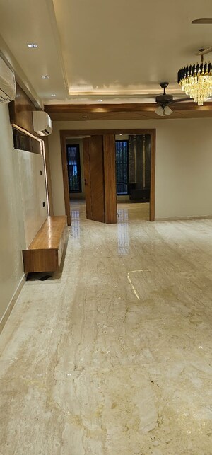 Room in 3 BHK Builder Floor at DLF Royale Residences, Dlf Phase I – for Sale