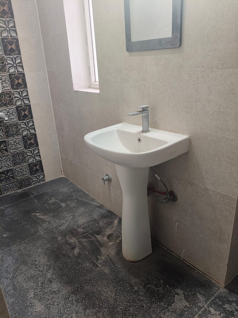 Bathroom, sector 23 dwarka 1 Bedroom 500 Sq.Ft. Apartment In Sector 23 Dwarka Delhi 9573664