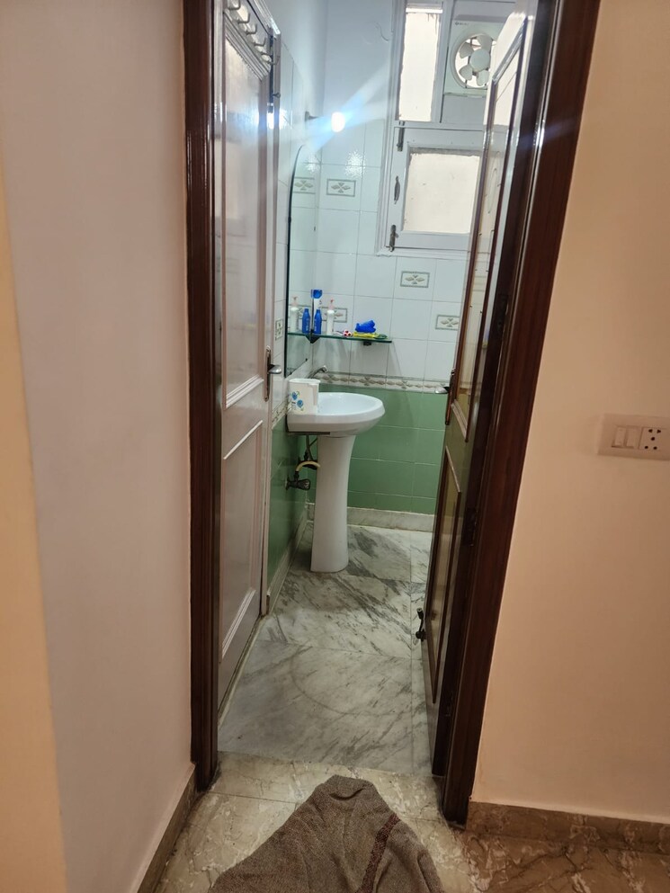 Bathroom, vaishali sector 2 4 Bedroom 2150 Sq.Ft. Builder Floor In Vaishali Sector 2 Ghaziabad 9573672