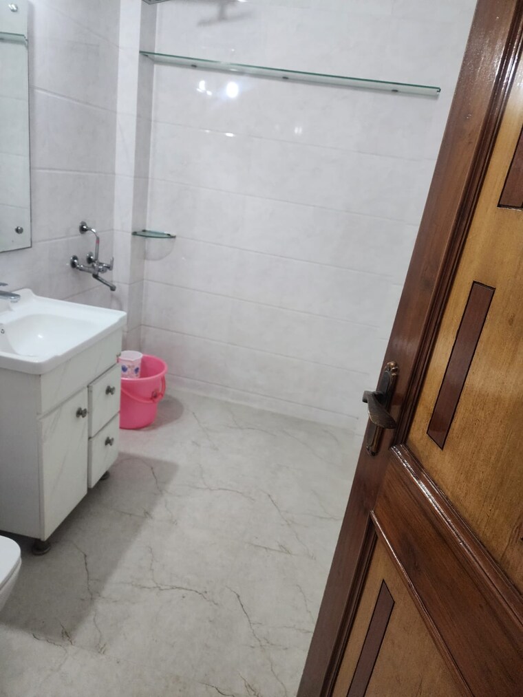Bathroom, vaishali sector 2 4 Bedroom 2150 Sq.Ft. Builder Floor In Vaishali Sector 2 Ghaziabad 9573672