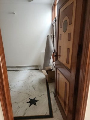 Room in 4 BHK Builder Floor at Vaishali Sector 2 – for Rent