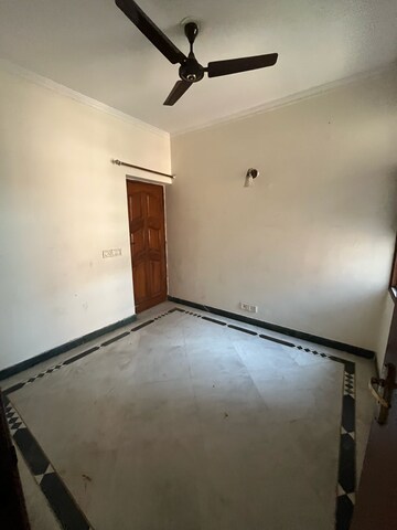 Room in 3.5 BHK Builder Floor at Sanskriti Apartments Gurgaon, Sector 44 – for Rent