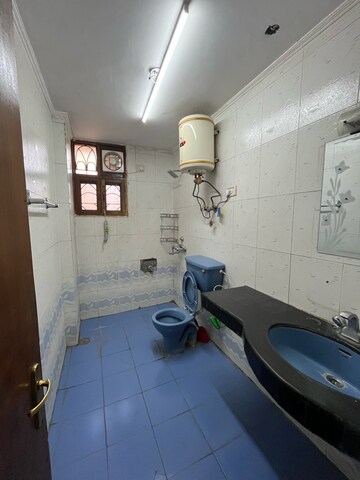 Bathroom in 3.5 BHK Builder Floor at Sanskriti Apartments Gurgaon, Sector 44 – for Rent