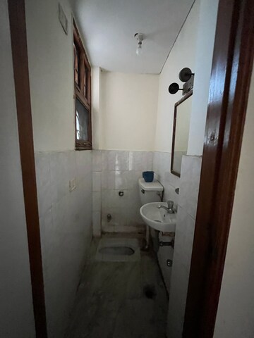 Bathroom in 3.5 BHK Builder Floor at Sanskriti Apartments Gurgaon, Sector 44 – for Rent