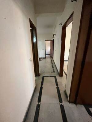 Building Lobby in 3.5 BHK Builder Floor at Sanskriti Apartments Gurgaon, Sector 44 – for Rent