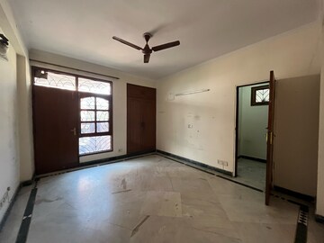 Room in 3.5 BHK Builder Floor at Sanskriti Apartments Gurgaon, Sector 44 – for Rent