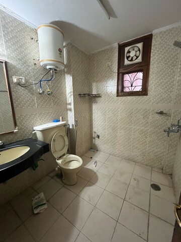 Bathroom in 3.5 BHK Builder Floor at Sanskriti Apartments Gurgaon, Sector 44 – for Rent