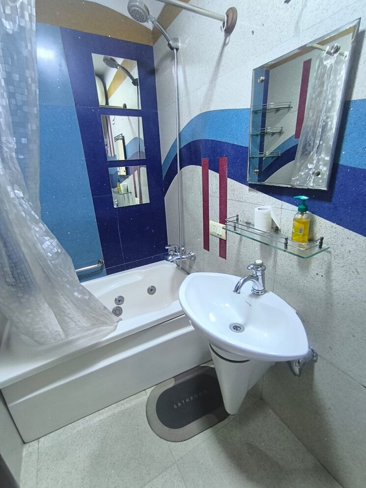 Team Area, khar west 3 Bedroom 1100 Sq.Ft. Apartment In Khar West Mumbai 9573782