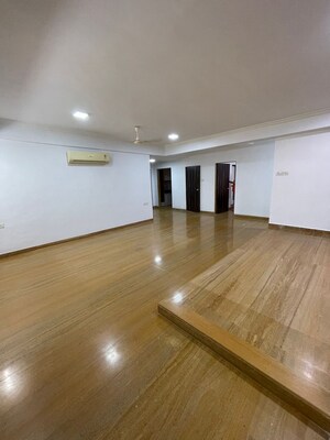 Room in 4 BHK Apartment at Bandra West – for Rent