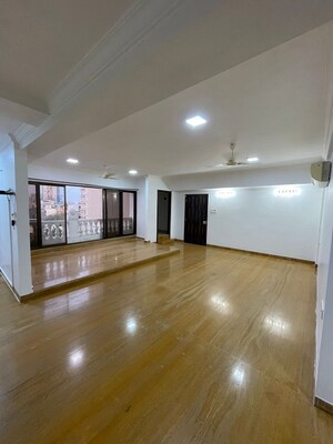 Room in 4 BHK Apartment at Bandra West – for Rent