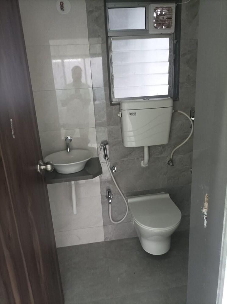 Bathroom, gyan khand ii 3 Bedroom 1632 Sq.Ft. Builder Floor In Gyan Khand ii Ghaziabad 9573744