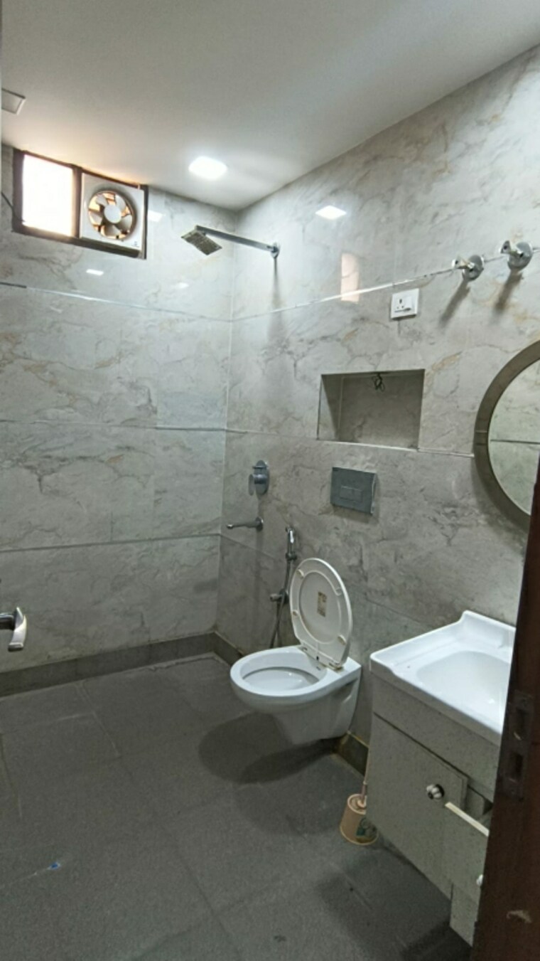 Bathroom, green fields colony 2 Bedroom 250 Sq.Yd. Builder Floor In Green Fields Colony Faridabad 9573861