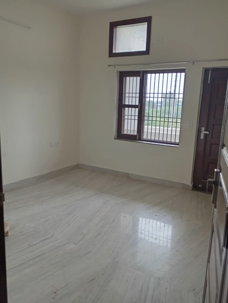 Room, sector 27a 3.5 Bedroom 2650 Sq.Ft. Apartment In Sector 27a Faridabad 9573915