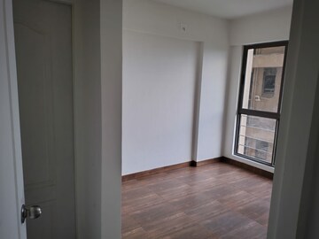 Room in 2 BHK Apartment at Vaishnodevi Circle – for Rent