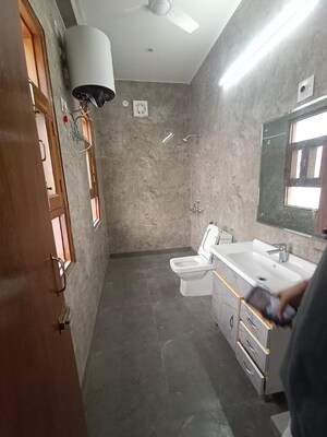 Bathroom in 2.5 BHK Builder Floor at Sector 21 – for Rent