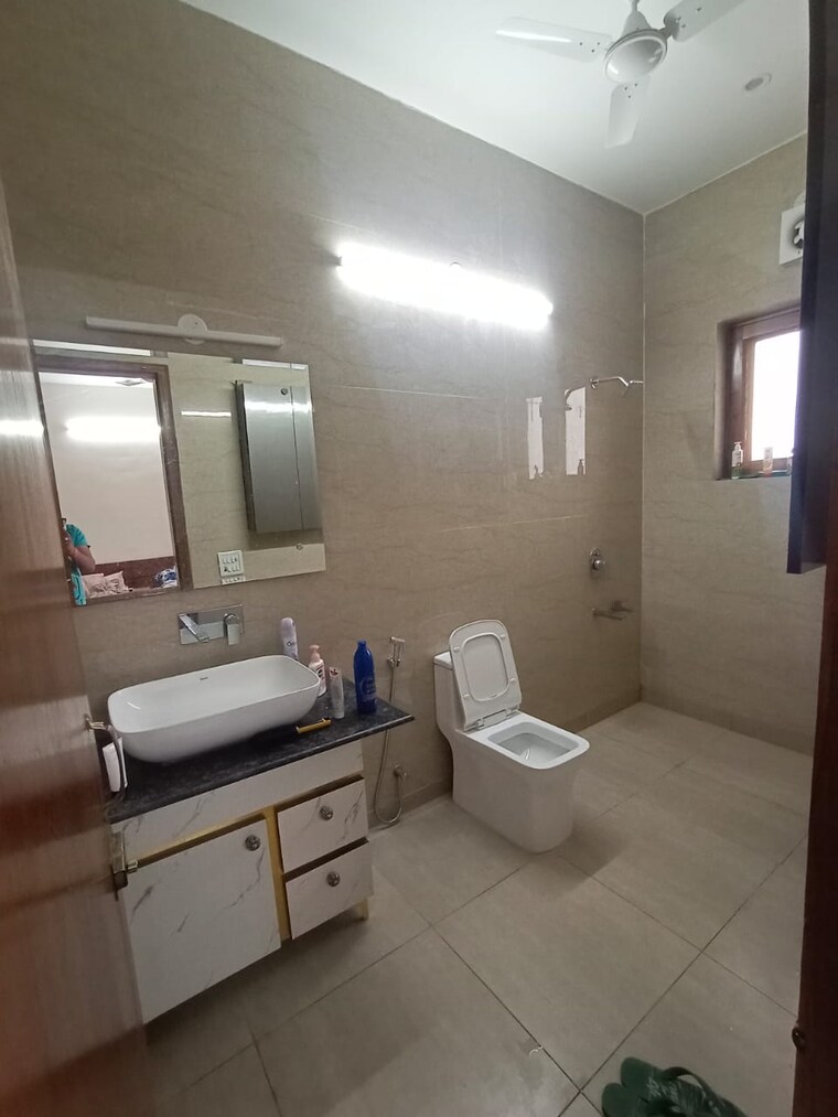 Bathroom, sector 21 2.5 Bedroom 204 Sq.Ft. Builder Floor In Sector 21 Gurgaon 9574023