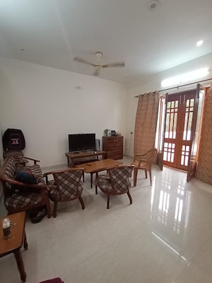 Living Room in 2.5 BHK Builder Floor at Sector 21 – for Rent