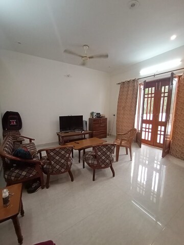 Living Room in 2.5 BHK Builder Floor at Sector 21 – for Rent