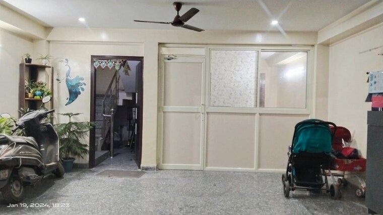 Room, vidhi-apartment-ip-extension 3 Bedroom 200 Sq.Yd. Builder Floor In Ip Extension Delhi 9574031