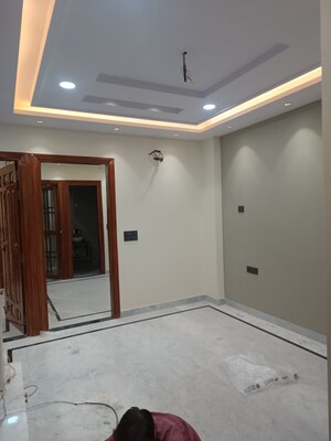 Room in 3 BHK Builder Floor at DLF Atria, Dlf Phase ii – for Rent