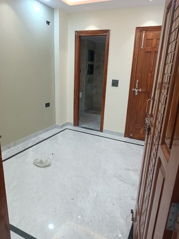 Room in 3 BHK Builder Floor at DLF Atria, Dlf Phase ii – for Rent