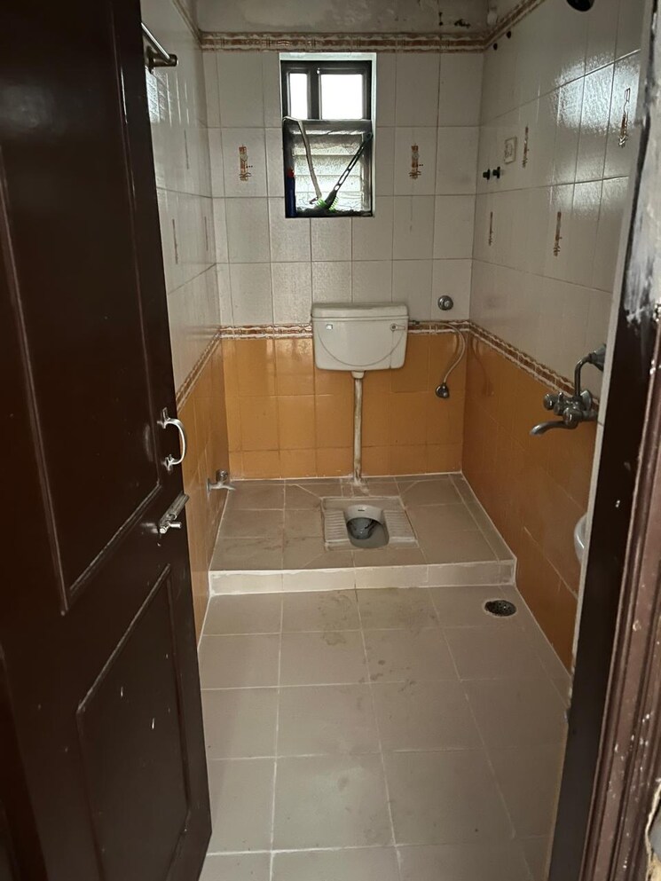 Bathroom, boring road 3 Bedroom 1500 Sq.Ft. Apartment In Boring Road Patna 9574080