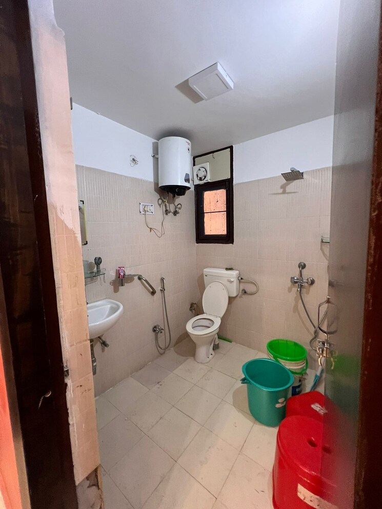 Bathroom, raj nagar extension 3 Bedroom 1251 Sq.Ft. Builder Floor In Raj Nagar Extension Ghaziabad 9574123