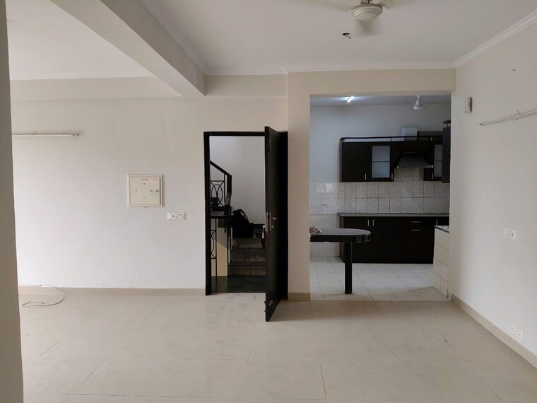 Room, super-mig 3 Bedroom 153 Sq.Mt. Independent House In Sector 105 Noida 9574421