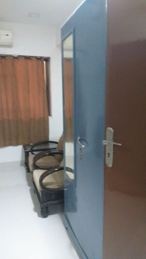 Furnished Amenities in 3 BHK Apartment at Juhu – for Rent