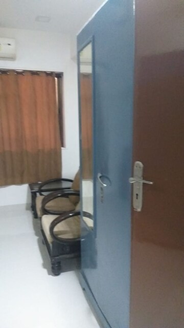 Furnished Amenities in 3 BHK Apartment at Juhu – for Rent