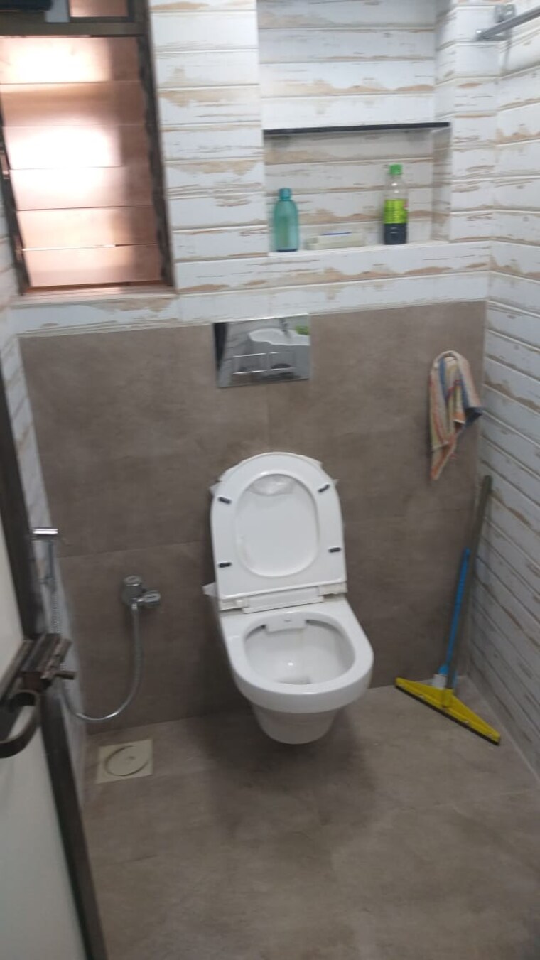 Bathroom, juhu 3 Bedroom 1100 Sq.Ft. Apartment In Juhu Mumbai 9574786