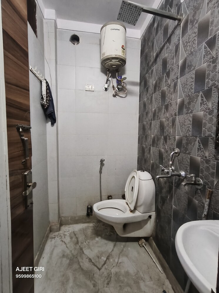 Bathroom, rohini sector 25 3 Bedroom 64 Sq.Mt. Builder Floor In Rohini Sector 25 Delhi 9574931