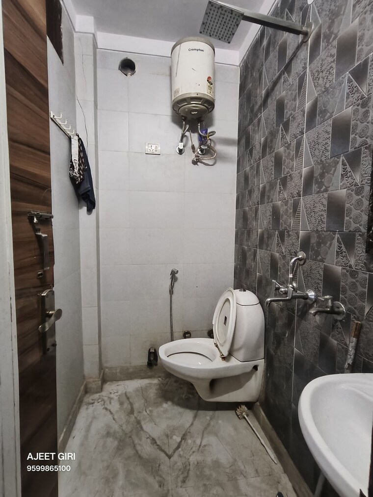Bathroom, rohini sector 25 3 Bedroom 64 Sq.Mt. Builder Floor In Rohini Sector 25 Delhi 9574931