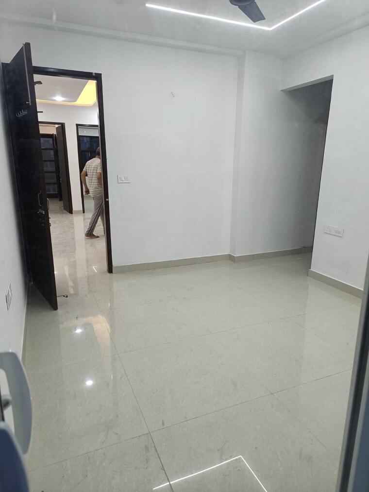 Room, sector 47 3 Bedroom 1900 Sq.Ft. Apartment In Sector 47 Gurgaon 9575036