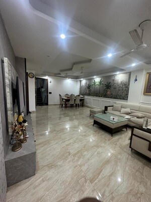 Parking in 4 BHK Builder Floor at Saket – for Rent