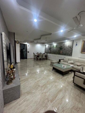 Parking in 4 BHK Builder Floor at Saket – for Rent