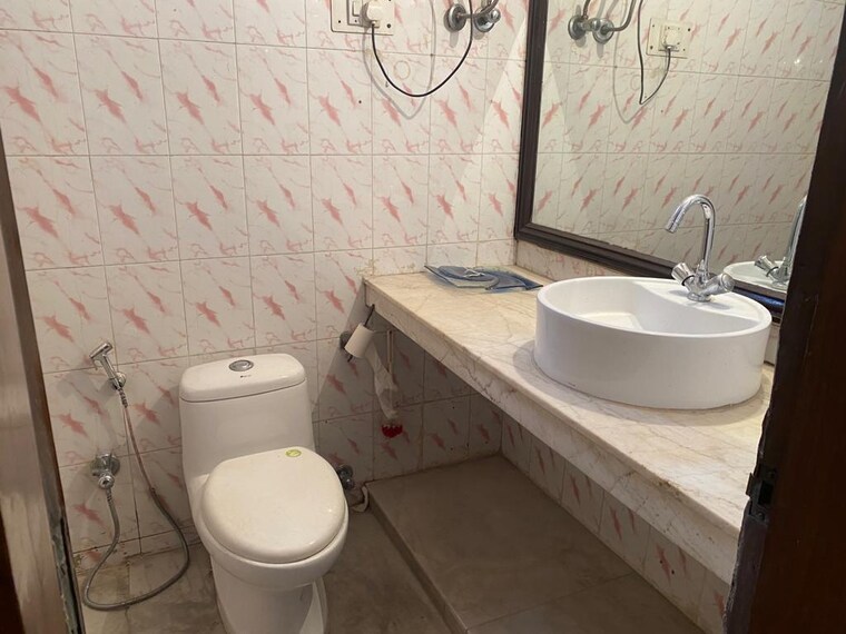Bathroom, hauz khas 3 Bedroom 2097 Sq.Ft. Builder Floor In Hauz Khas Delhi 9575215