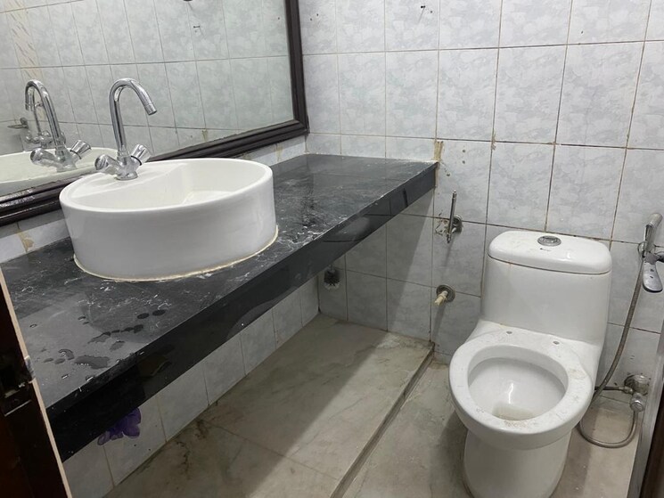 Bathroom, hauz khas 3 Bedroom 2097 Sq.Ft. Builder Floor In Hauz Khas Delhi 9575215