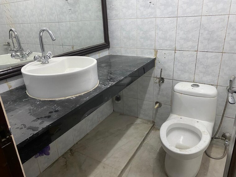 Bathroom, hauz khas 3 Bedroom 2097 Sq.Ft. Builder Floor In Hauz Khas Delhi 9575215