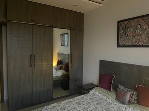 Room in 2.5 BHK Apartment at Oberoi Realty Woods, Goregaon East – for Rent